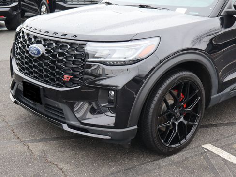 Used 2025 Ford Explorer ST image 6