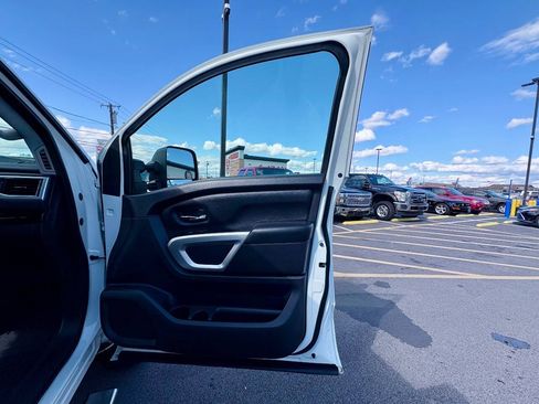 Used 2018 Nissan Titan SV AWD/4WD image 37