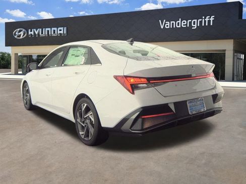 Used 2025 Hyundai Elantra Limited image 2