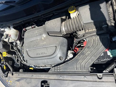 Used 2024 Chrysler Pacifica Touring-L FWD image 36