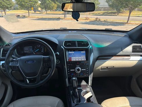 Used 2018 Ford Explorer Limited w/ Equipment Group 301A FWD image 9
