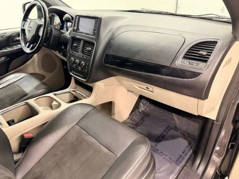 Used 2019 Dodge Grand Caravan SXT image 22