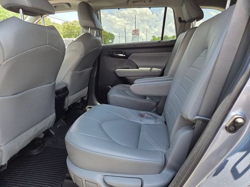 Used 2022 Toyota Highlander XLE FWD image 6