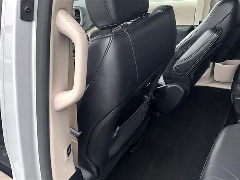 Used 2024 Chrysler Pacifica Select image 12