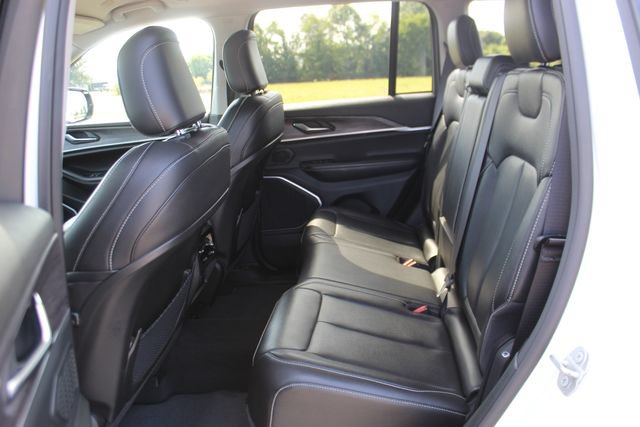 Used 2023 Jeep Grand Cherokee Limited w/ Black Appearance Package AWD/4WD image 27