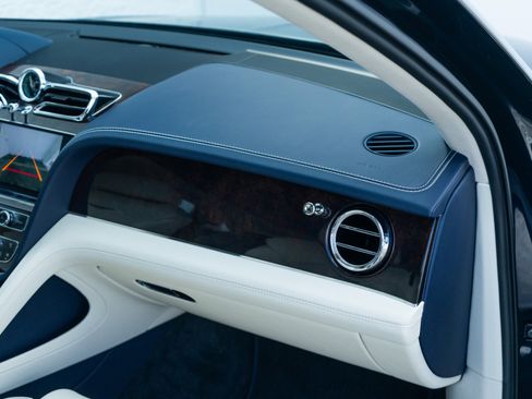 Used 2024 Bentley Bentayga image 21