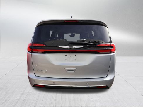 Used 2023 Chrysler Pacifica Touring-L image 5