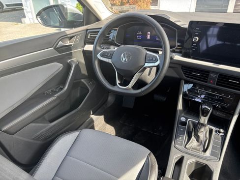 Used 2025 Volkswagen Jetta SE image 31