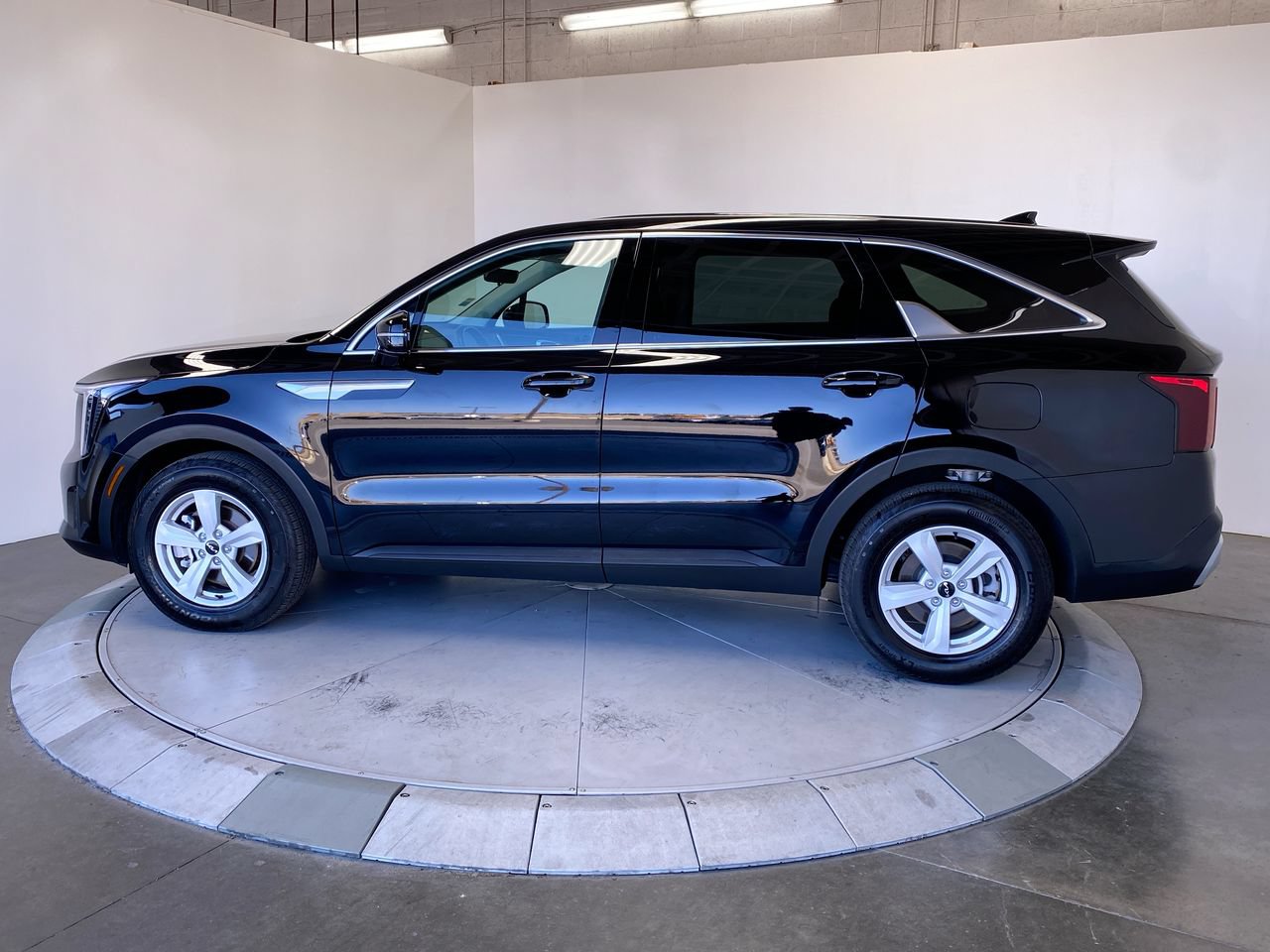 Certified 2026 Kia Sorento LX FWD image 2
