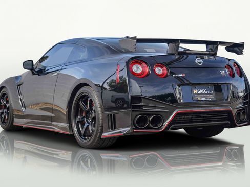 Used 2018 Nissan GT-R NISMO image 12
