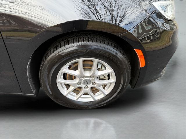 Used 2024 Chrysler Pacifica Touring-L FWD image 29