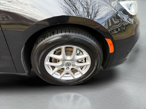 Used 2024 Chrysler Pacifica Touring-L FWD image 29