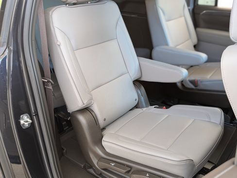 Used 2023 GMC Yukon XL SLT w/ SLT Luxury Package image 21