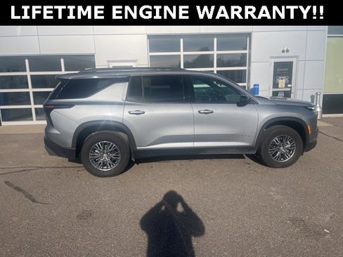 Used 2025 Chevrolet Traverse LT image 8