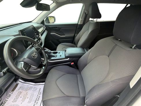 Used 2021 Toyota Highlander L FWD image 9