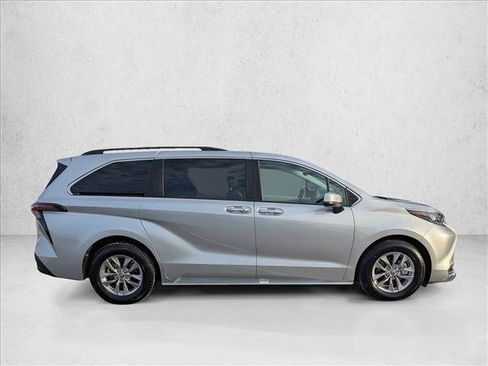 Used 2024 Toyota Sienna XLE image 4