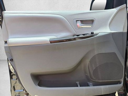 Used 2018 Toyota Sienna XLE FWD image 10