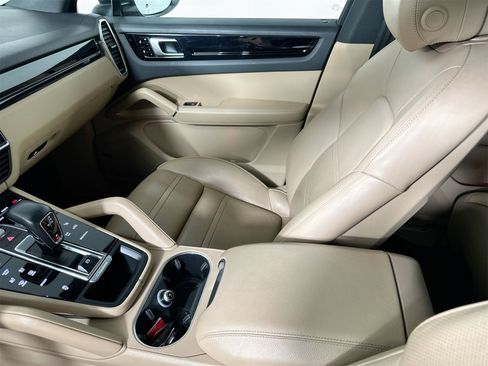 Used 2020 Porsche Cayenne image 30