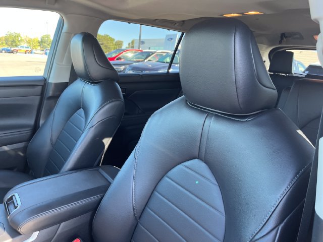 Used 2023 Toyota Highlander XLE AWD/4WD image 12