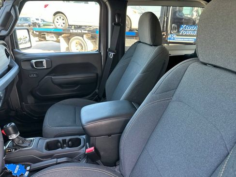 Used 2025 Jeep Wrangler Sport AWD/4WD image 3