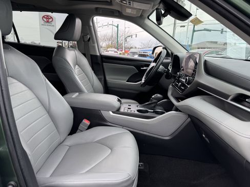 Used 2023 Toyota Highlander XLE image 39