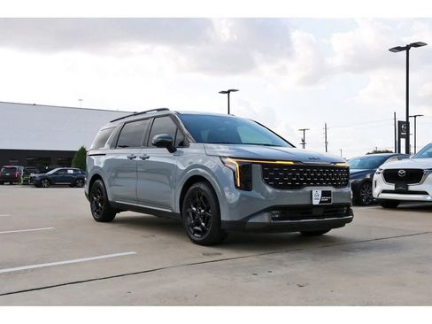 Used 2025 Kia Carnival SX Prestige image 4