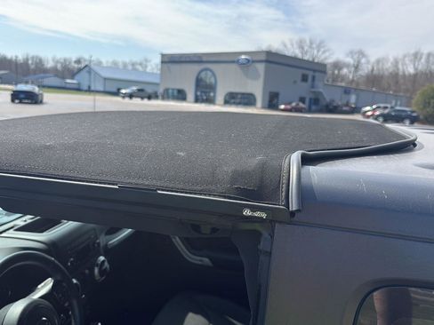 Used 2018 Jeep Wrangler Rubicon w/ Cold Weather Group image 18