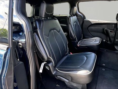 Used 2025 Chrysler Pacifica Limited FWD image 17