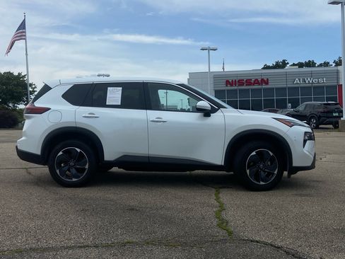 Used 2024 Nissan Rogue SV AWD/4WD image 1