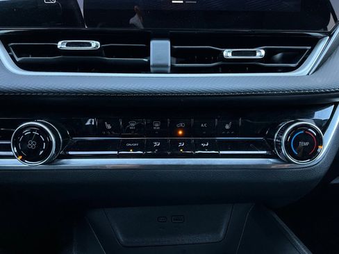 Used 2025 Chevrolet Equinox LT image 24