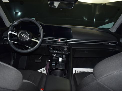 Used 2025 Hyundai Elantra SEL image 18