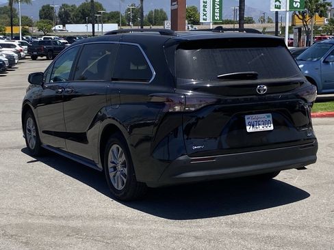 Certified 2026 Toyota Sienna XLE FWD image 4