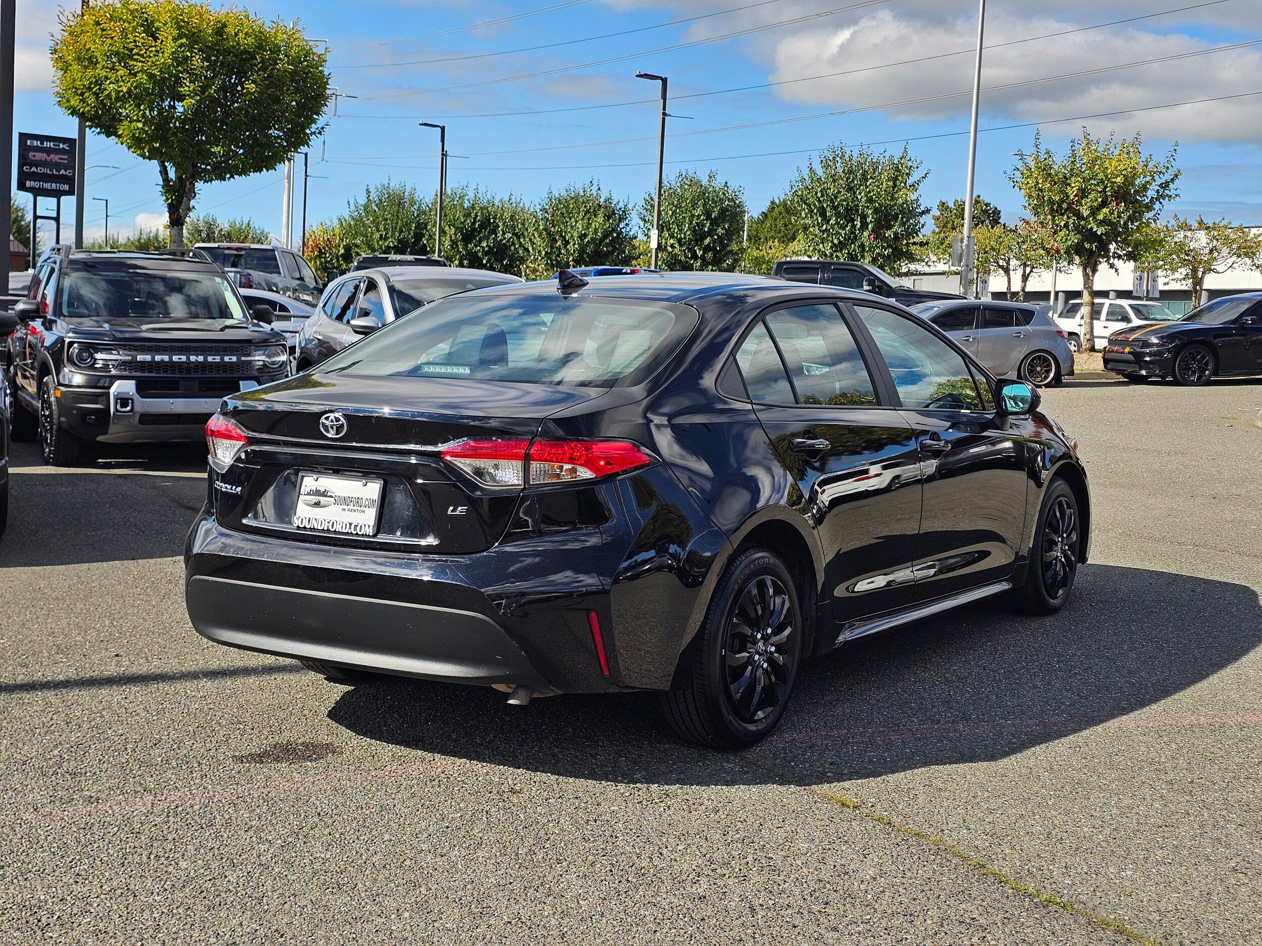 Used 2025 Toyota Corolla LE FWD image 5