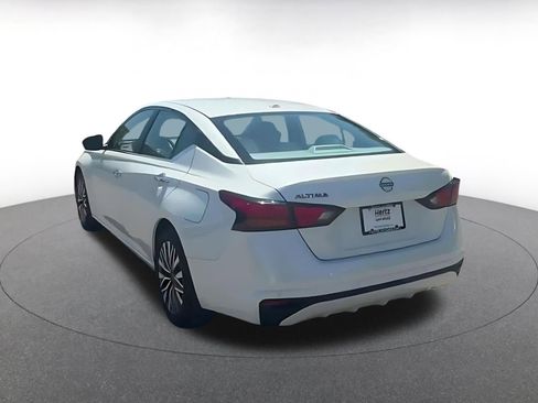 Used 2025 Nissan Altima 2.5 SV FWD image 11