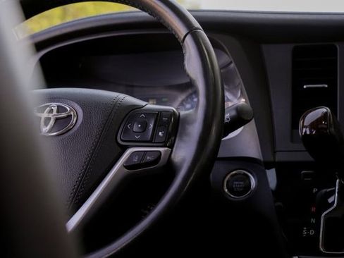 Used 2020 Toyota Sienna Limited Premium image 40