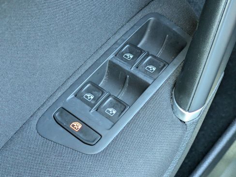 Used 2018 Volkswagen Golf S FWD image 17