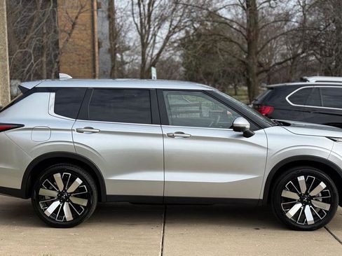 Used 2025 Mitsubishi Outlander SE image 8