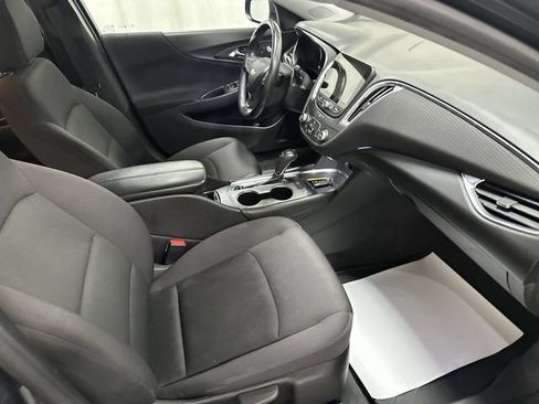 Used 2017 Chevrolet Malibu LT FWD image 18