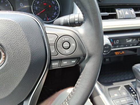 Used 2019 Toyota RAV4 XLE Premium FWD image 27