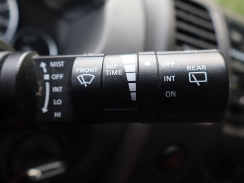 Used 2006 Nissan Xterra SE w/ (W94) Tow Pkg AWD/4WD image 32