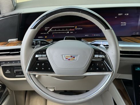 Used 2025 Cadillac Escalade ESV Sport Platinum w/ LPO, ONYX Package AWD/4WD image 16