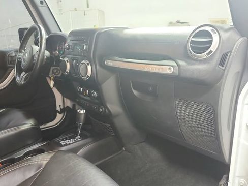 Used 2016 Jeep Wrangler Sahara w/ Connectivity Group AWD/4WD image 33