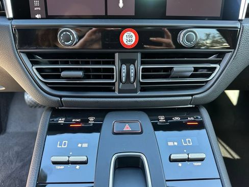 Certified 2026 Porsche Macan AWD/4WD image 23