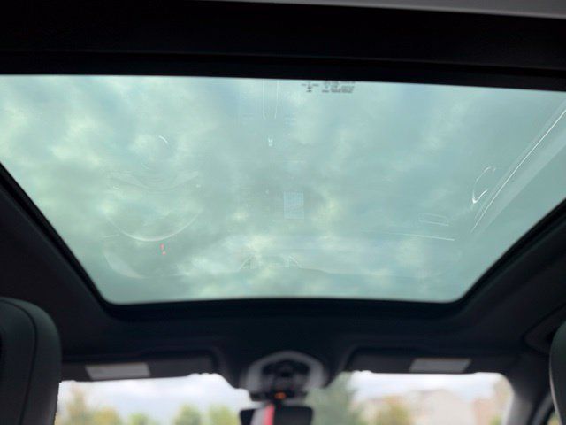 Used 2022 Porsche Macan AWD/4WD image 16