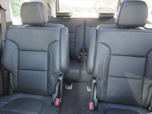 Used 2023 GMC Acadia SLT w/ Elevation Edition FWD image 19