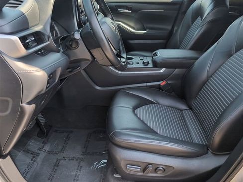 Used 2023 Toyota Highlander XSE image 19