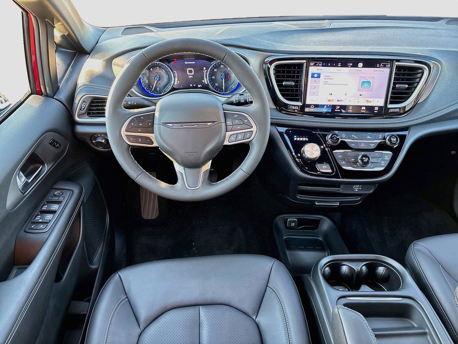 New 2027 Chrysler Pacifica Select AWD/4WD image 2