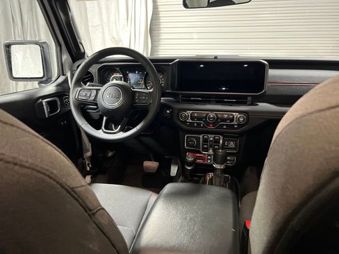 Used 2025 Jeep Wrangler Unlimited Rubicon AWD/4WD image 14