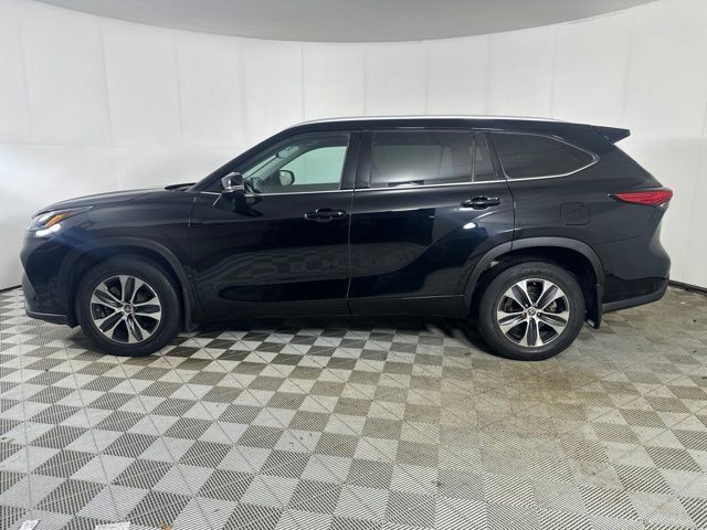 Used 2022 Toyota Highlander XLE AWD/4WD image 4