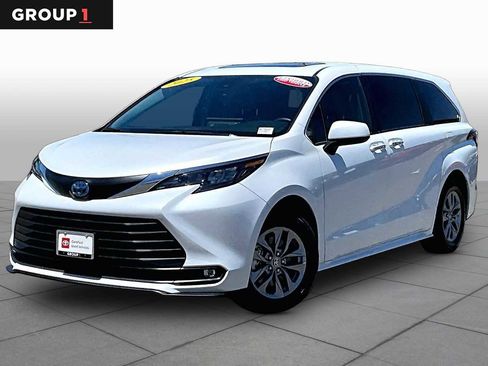 Used 2025 Toyota Sienna XLE AWD/4WD image 1